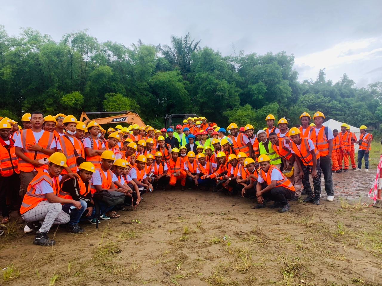 Groupe d’apprenants CAPCES/PCSDE sur le terrain avec leurs équipements de protection