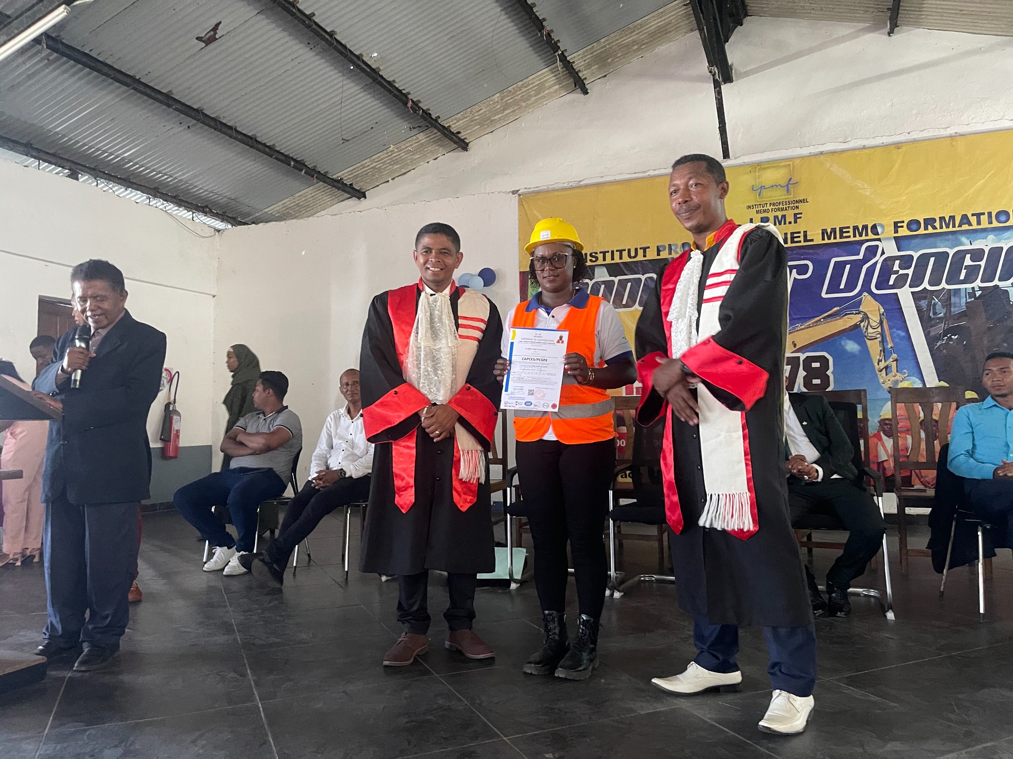 Remise officielle d’un certificat CAPCES/PCSDE à une conductrice d’engins