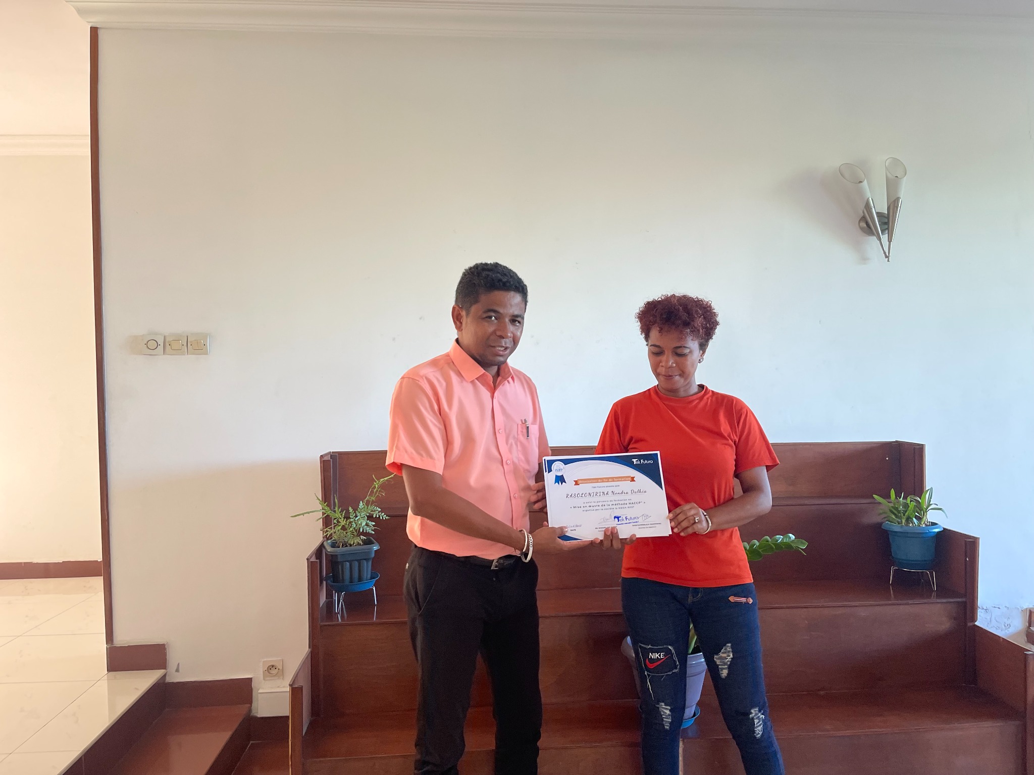 Remise d’une attestation de formation HACCP chez Mada-Rest