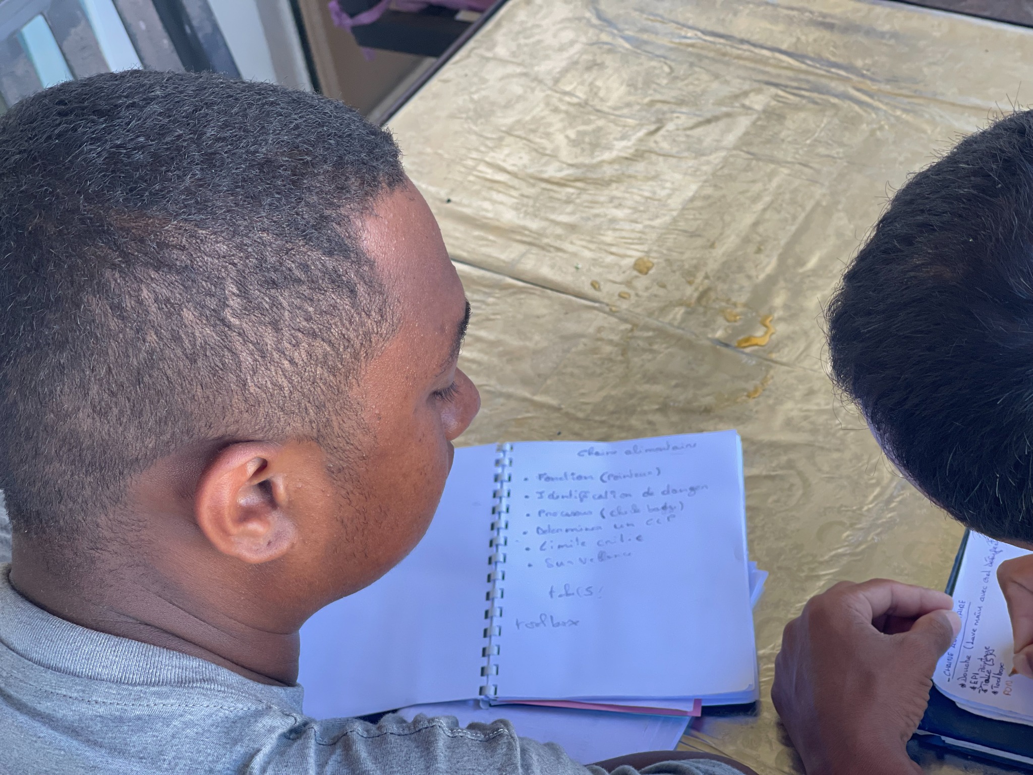Participant prenant des notes pendant un exercice d’analyse HACCP