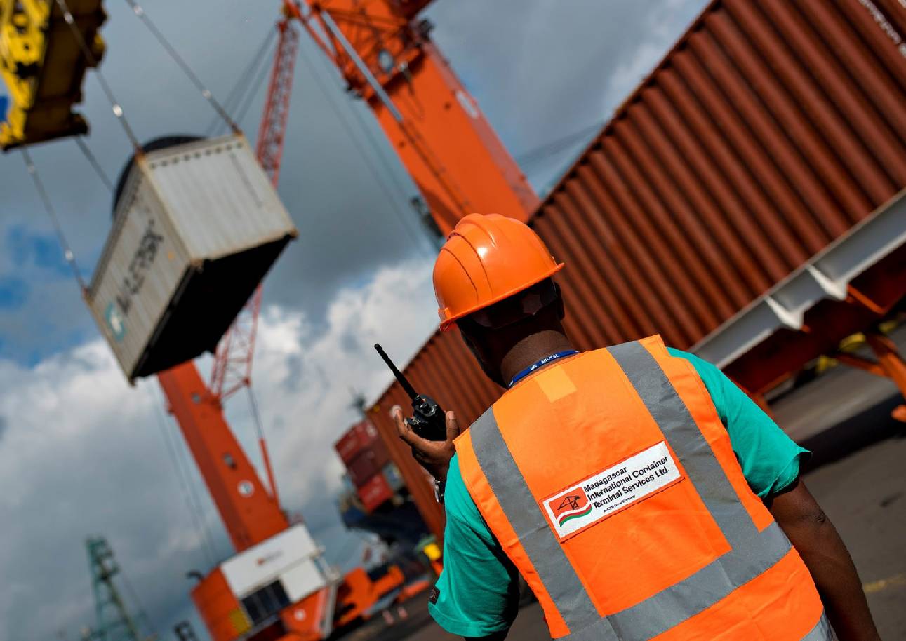 Agent MICTSL supervisant une opération de manutention de conteneur