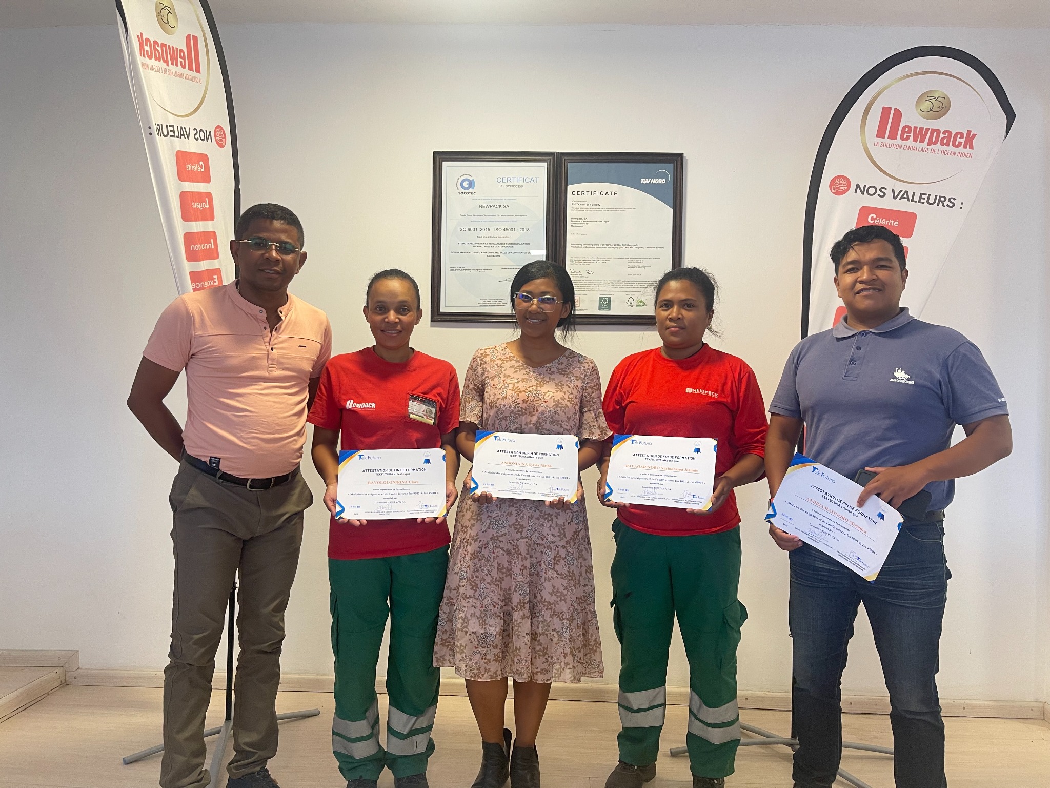 Groupe de participants NEWPACK avec leurs attestations de formation