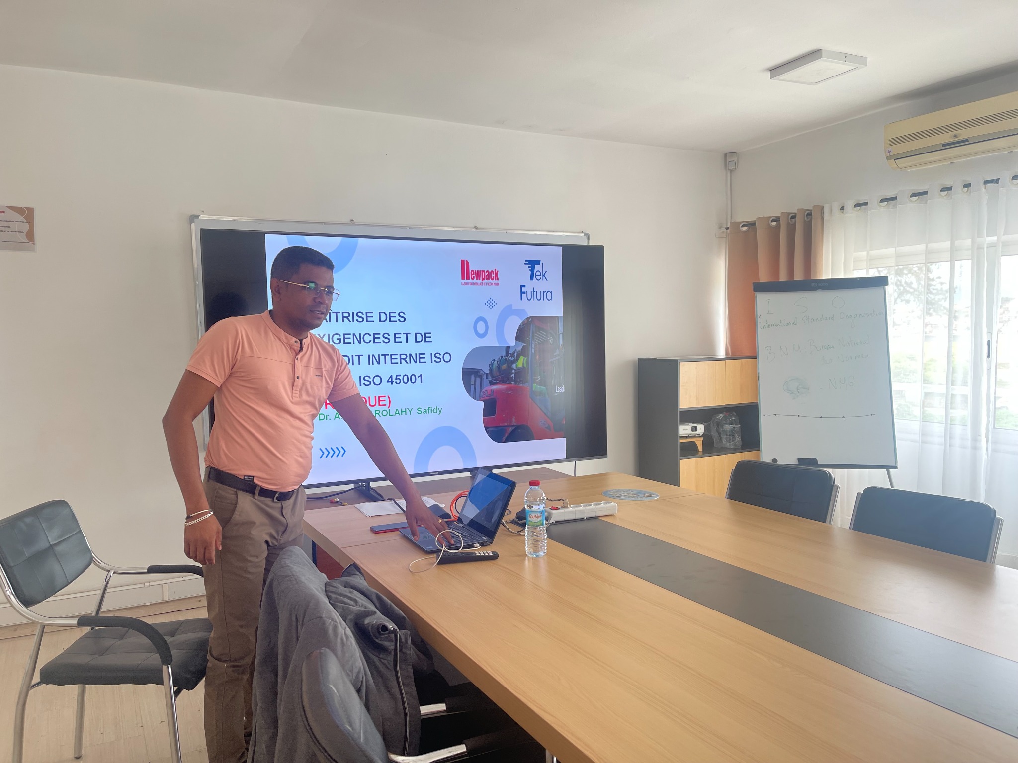 Formateur remettant une attestation à une collaboratrice de NEWPACK